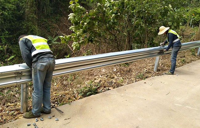 丽水高速公路护栏的定期维护与保养
